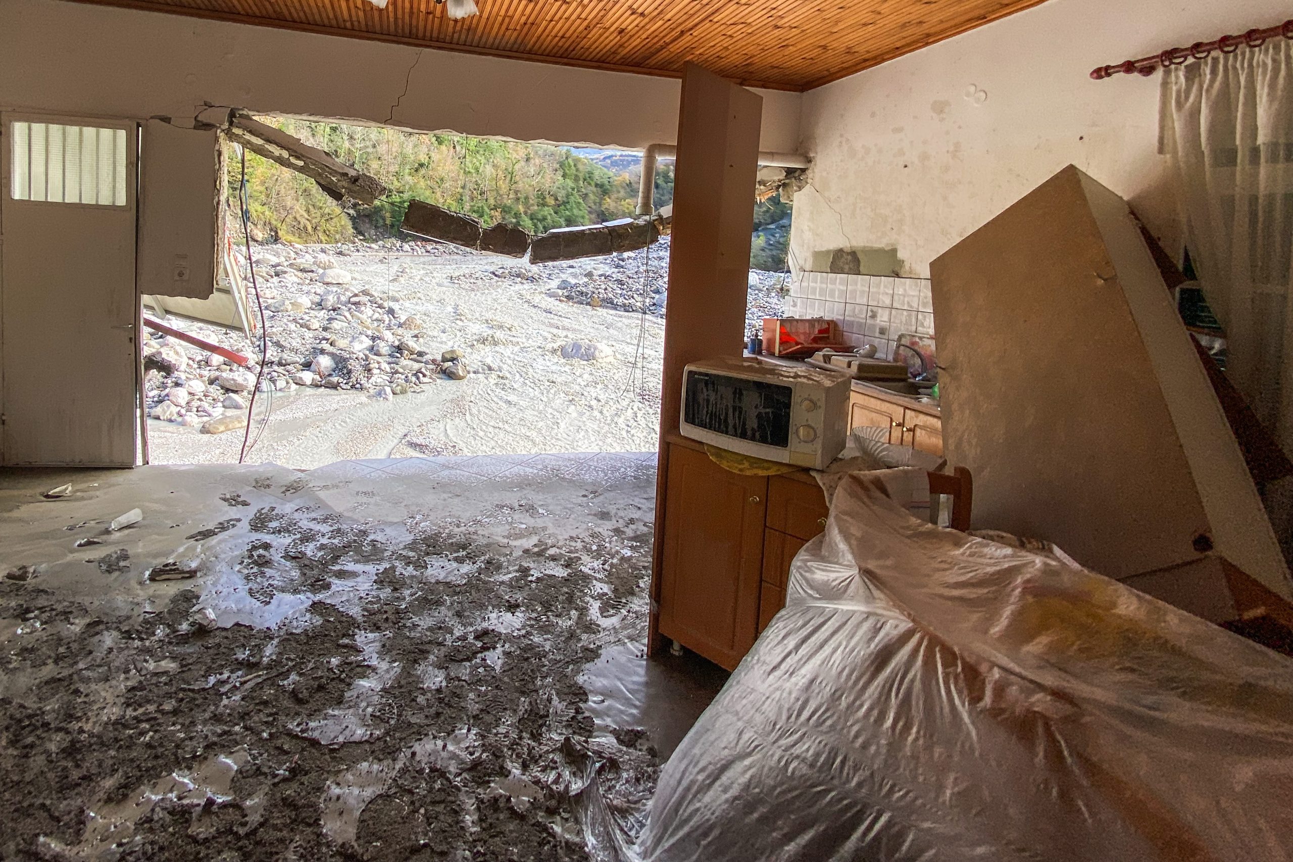 Κακοκαιρία: Αποκλεισμένα χωριά, κατολισθήσεις και πλημμύρες - Ανησυχία για το νέο σφοδρό κύμα έντονων φαινομένων