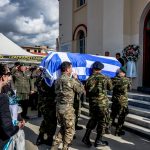 Ανείπωτη θλίψη στην κηδεία του 19χρονου Ραφαήλ – Στη γαλανόλευκη τυλιγμένο το φέρετρο, λευκά τριαντάφυλλα από τους φίλους του