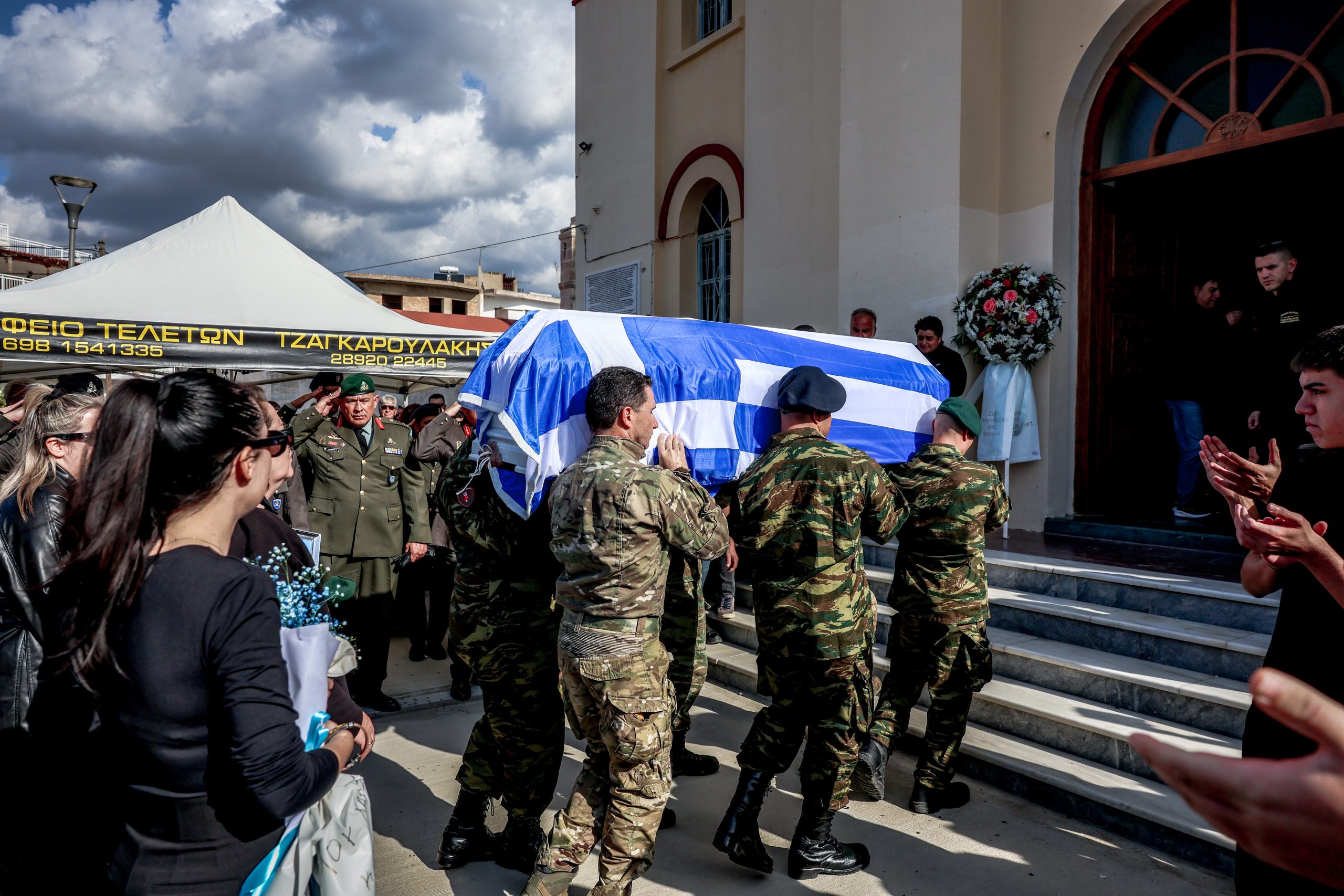&Alpha;&nu;&epsilon;ί&pi;&omega;&tau;&eta; &theta;&lambda;ί&psi;&eta; &sigma;&tau;&eta;&nu; &kappa;&eta;&delta;&epsilon;ί&alpha; &tau;&omicron;&upsilon; 19&chi;&rho;&omicron;&nu;&omicron;&upsilon; &Rho;&alpha;&phi;&alpha;ή&lambda; &ndash; &Sigma;&tau;&eta; &gamma;&alpha;&lambda;&alpha;&nu;ό&lambda;&epsilon;&upsilon;&kappa;&eta; &tau;&upsilon;&lambda;&iota;&gamma;&mu;έ&nu;&omicron; &tau;&omicron; &phi;έ&rho;&epsilon;&tau;&rho;&omicron;, &lambda;&epsilon;&upsilon;&kappa;ά &tau;&rho;&iota;&alpha;&nu;&tau;ά&phi;&upsilon;&lambda;&lambda;&alpha; &alpha;&pi;ό &tau;&omicron;&upsilon;&sigmaf; &phi;ί&lambda;&omicron;&upsilon;&sigmaf; &tau;&omicron;&upsilon;