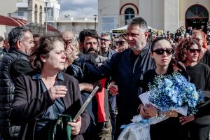 Σε φορτισμένο κλίμα η κηδεία του 19χρονου Ραφαήλ – Τραγικές φιγούρες οι γονείς και η αδελφή του – Συγκλόνισαν οι επικήδειοι