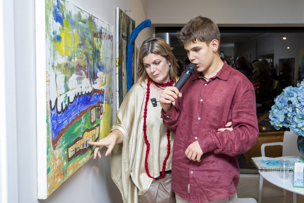 Ο ταλαντούχος Νικηφόρος: Ένα παιδί στο φάσμα του αυτισμού που μιλά μέσα από τη ζωγραφική – Η έκθεσή του στην Αθήνα