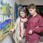 Ο ταλαντούχος Νικηφόρος: Ένα παιδί στο φάσμα του αυτισμού που μιλά μέσα από τη ζωγραφική – Η έκθεσή του στην Αθήνα