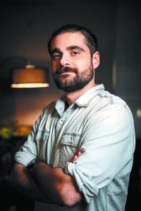 Λάμπρος Αναγνωστόπουλος: «Πίσω από κάθε άδειο σπίτι κρύβονται άνθρωποι, ιστορίες…»