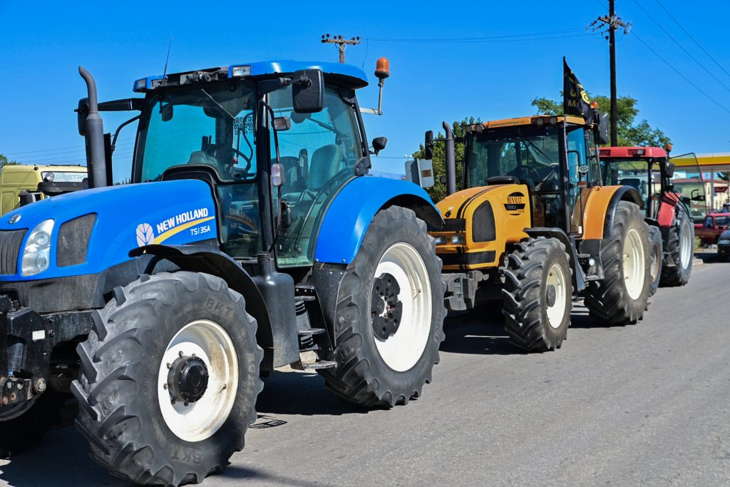 Τρακτέρ σε δρόμο αγροτών
