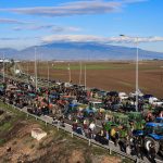 Αγρότες: Ξύλο και δακρυγόνα στα μπλόκα της απόγνωσης – «Θα μείνουμε μέχρι τα Χριστούγεννα»