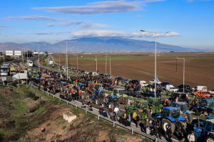Αγρότες απέκλεισαν το ρεύμα προς Θεσσαλονίκη στα διόδια Μαλγάρων – Αποκλεισμένα τα τελωνεία Προμαχώνα, Ευζώνων και Εξοχής