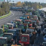 Αμετακίνητοι οι αγρότες: Πάνω από 3.500 τρακτέρ στα μπλόκα Νίκαιας και Καρδίτσας