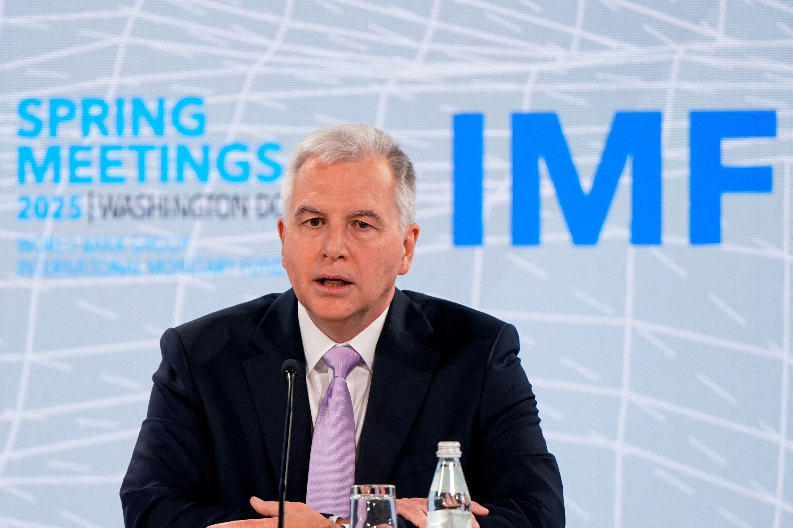 Αλφρεντ Κάμερ: «Η ανάπτυξη στην Ευρώπη είναι μέτρια ή δυσοίωνη»