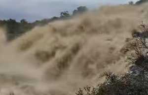 Αμφιλοχία: Υπερχείλισε ρέμα από την κακοκαιρία Adel – Μεγάλες ποσότητες ορμητικών νερών κατευθύνονται προς τον Αμβρακικό