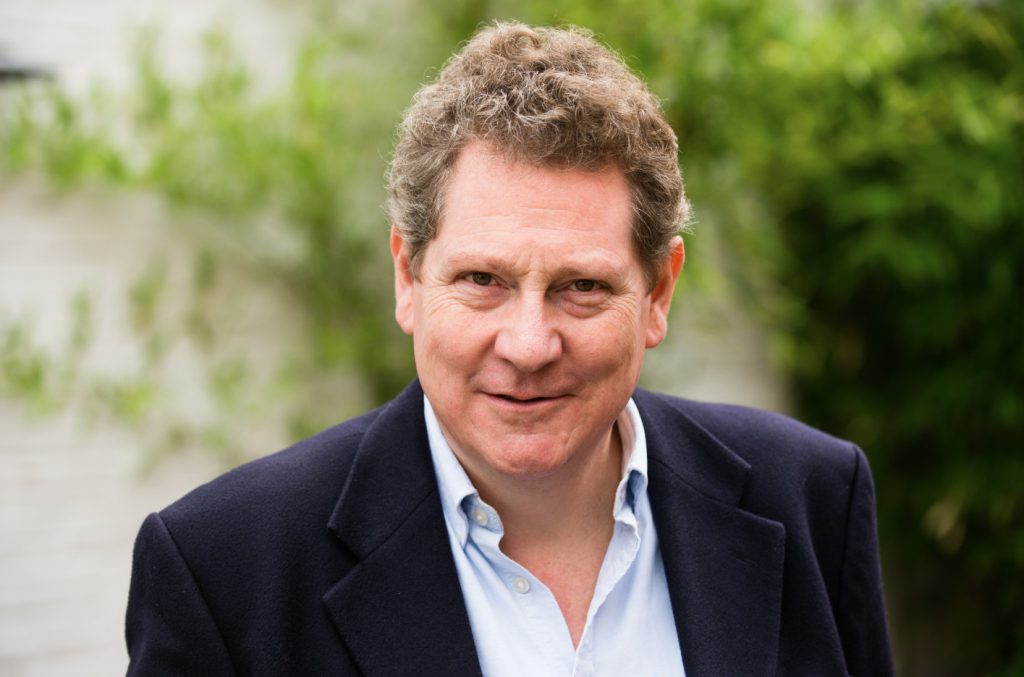 Άντριου Λάουνι: «Η βασιλική οικογένεια μοιάζει με μαφιόζικη φαμίλια»