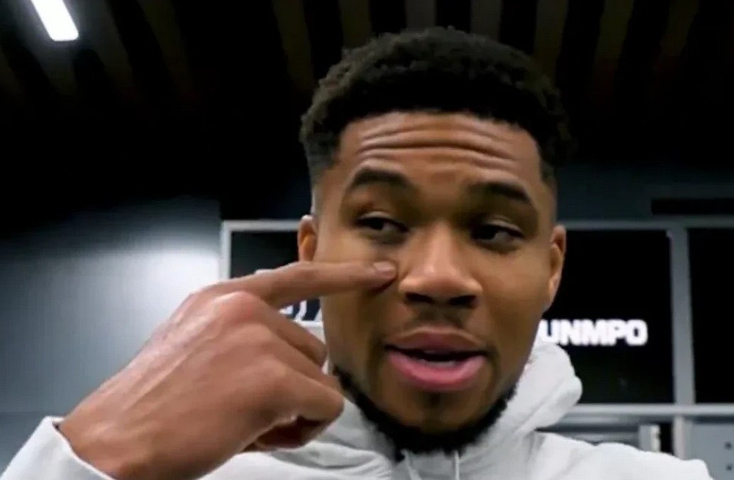 &Omicron; &Alpha;&nu;&tau;&epsilon;&tau;&omicron;&kappa;&omicron;ύ&nu;&mu;&pi;&omicron; &epsilon;&mu;&phi;&alpha;&nu;ί&sigma;&tau;&eta;&kappa;&epsilon; &mu;&epsilon; &mu;&alpha;&upsilon;&rho;&iota;&sigma;&mu;έ&nu;&omicron; &mu;ά&tau;&iota; &gamma;&iota;&alpha;&tau;ί...&sigma;&tau;&alpha;&mu;ά&tau;&eta;&sigma;&epsilon; έ&nu;&alpha;&nu; &kappa;&lambda;έ&phi;&tau;&eta;! (vid)