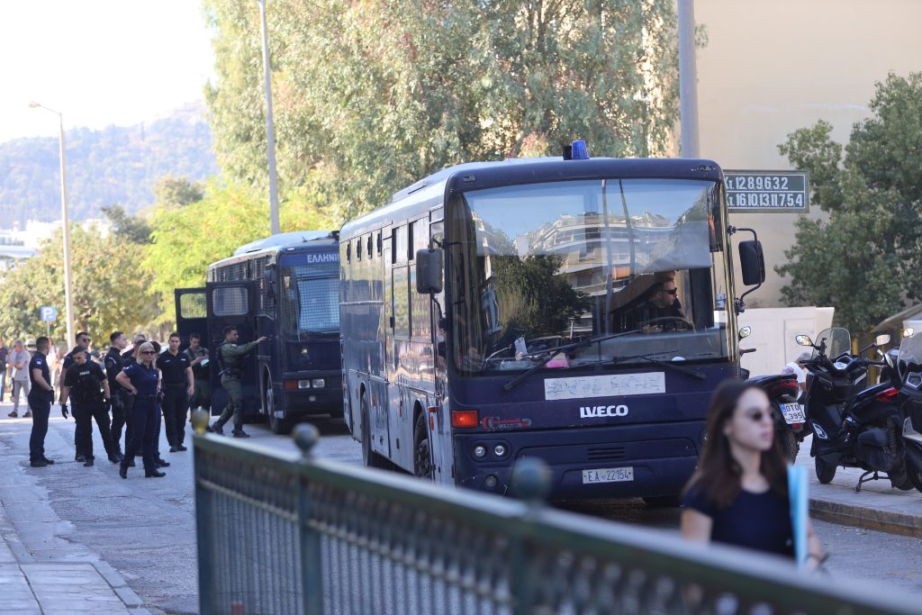 Γυναικοκτονία Κυριακής Γρίβα: Απολογούνται σήμερα οι αστυνομικοί – «Της είχαν ζητήσει 100 ευρω για να καταθέσει την μήνυση»