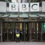 Ορθώνει ανάστημα το BBC απέναντι στον Τραμπ – «Οφείλουμε να αγωνισθούμε για τη δημοσιογραφία μας»