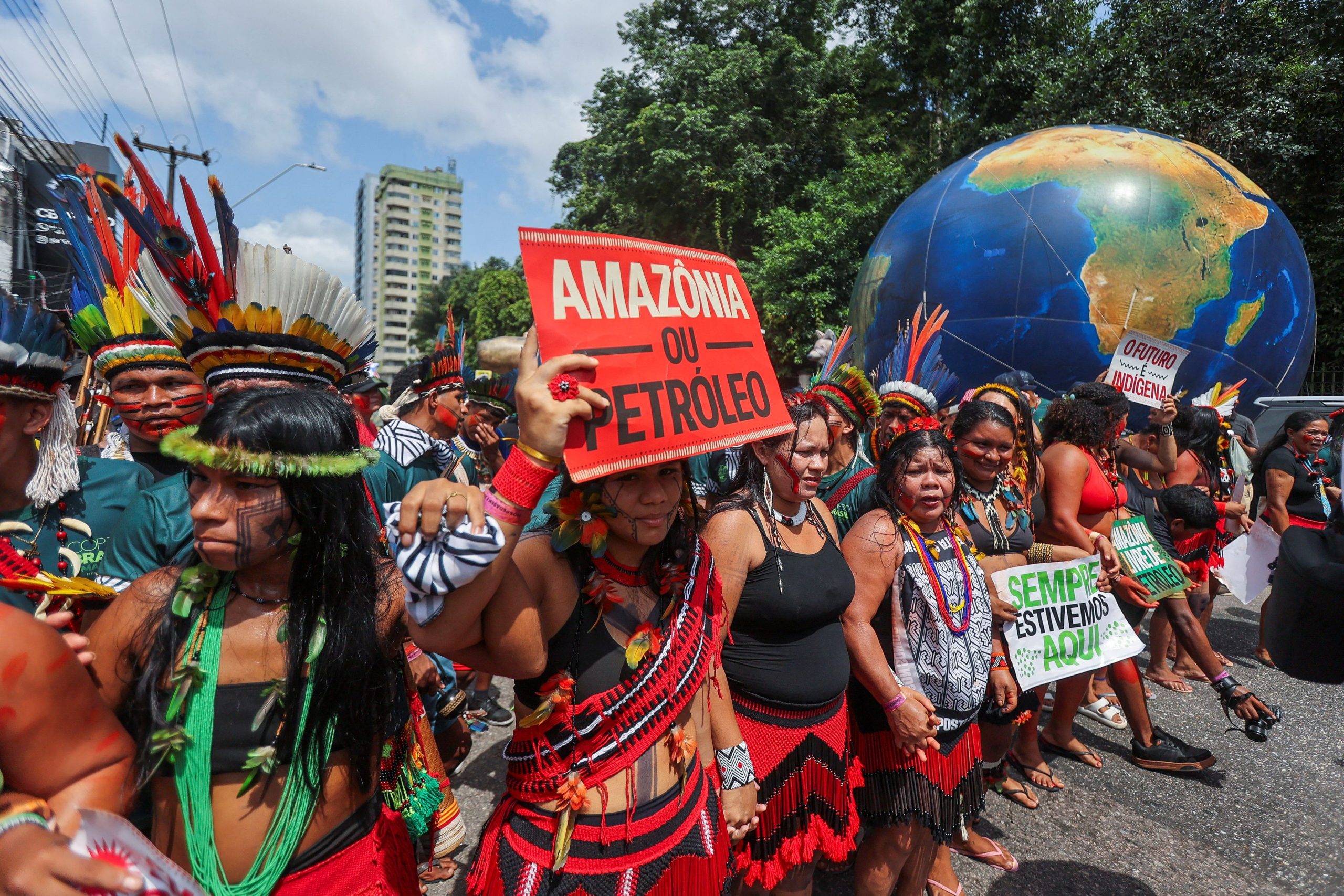 Βραζιλία: Πολύχρωμο ποτάμι για τη σωτηρία της Γης