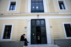 Στα δικαστήρια της πρώην Σχολής Ευελπίδων οδηγήθηκε η γνωστή ηθοποιός που συνελήφθη για επικίνδυνη οδήγηση