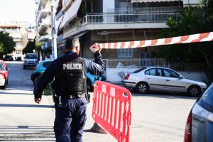 Νίκαια: Όχημα σωφρονιστικού υπαλλήλου τυλίχθηκε στις φλόγες – Βρέθηκε χειροβομβίδα στο σημείο