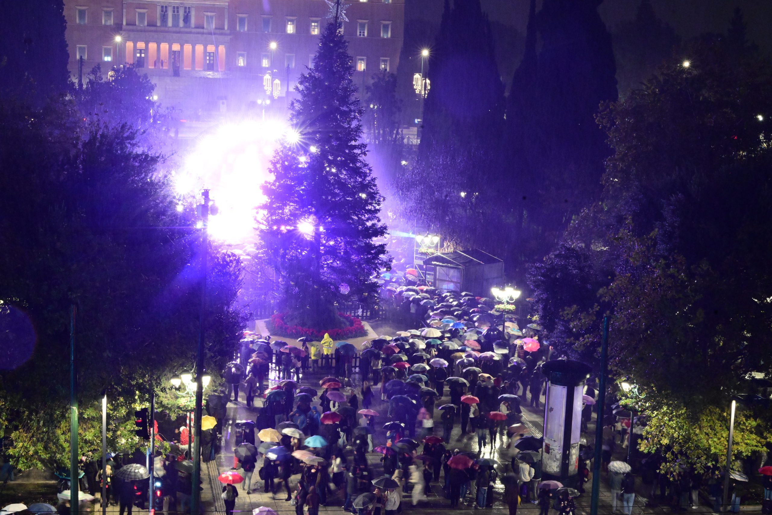 &Eta; &Alpha;&theta;ή&nu;&alpha; &phi;&omicron;&rho;ά &tau;&alpha; &gamma;&iota;&omicron;&rho;&tau;&iota;&nu;ά &tau;&eta;&sigmaf; &upsilon;&pi;ό &beta;&rho;&omicron;&chi;ή: &Alpha;&nu;ά&beta;&epsilon;&iota; &tau;&omicron; &chi;&rho;&iota;&sigma;&tau;&omicron;&upsilon;&gamma;&epsilon;&nu;&nu;&iota;ά&tau;&iota;&kappa;&omicron; &delta;έ&nu;&tau;&rho;&omicron; &sigma;&tau;&eta;&nu; &pi;&lambda;&alpha;&tau;&epsilon;ί&alpha; &Sigma;&upsilon;&nu;&tau;ά&gamma;&mu;&alpha;&tau;&omicron;&sigmaf; - &Phi;&omega;&tau;&omicron;&gamma;&rho;&alpha;&phi;ί&epsilon;&sigmaf; &kappa;&alpha;&iota; &beta;ί&nu;&tau;&epsilon;&omicron;