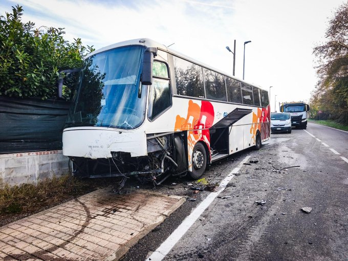 Ιταλία: Σφοδρή σύγκρουση σχολικού λεωφορείου με αυτοκίνητο – Ένας νεκρός