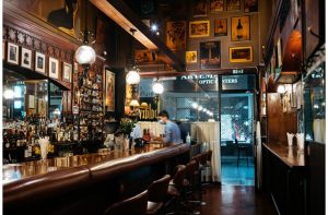 Ενα… μνημείο εντός της Στοάς