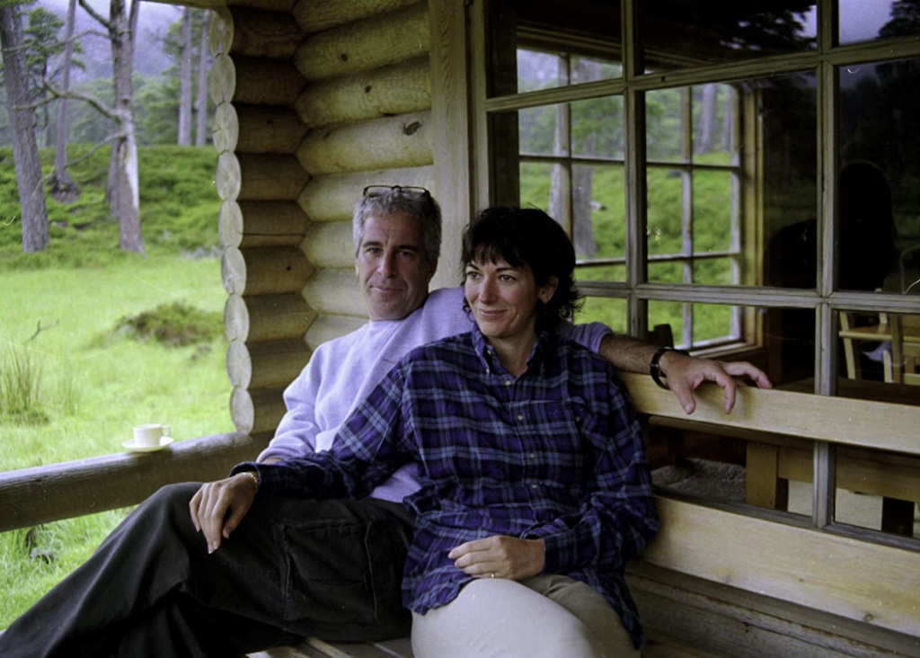 Γκισλέιν Μάξγουελ: «Εδώ δεν πέφτουν ποντίκια μέσα στο φαγητό» – Διαρροή email και υποψίες «VIP μεταχείρισης» στη νέα φυλακή