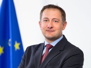 Επίτροπος Γεωργίας Κομισιόν στα «ΝΕΑ»: Δεν συνδέεται το σχέδιο δράσης για τον ΟΠΕΚΕΠΕ με τις πληρωμές