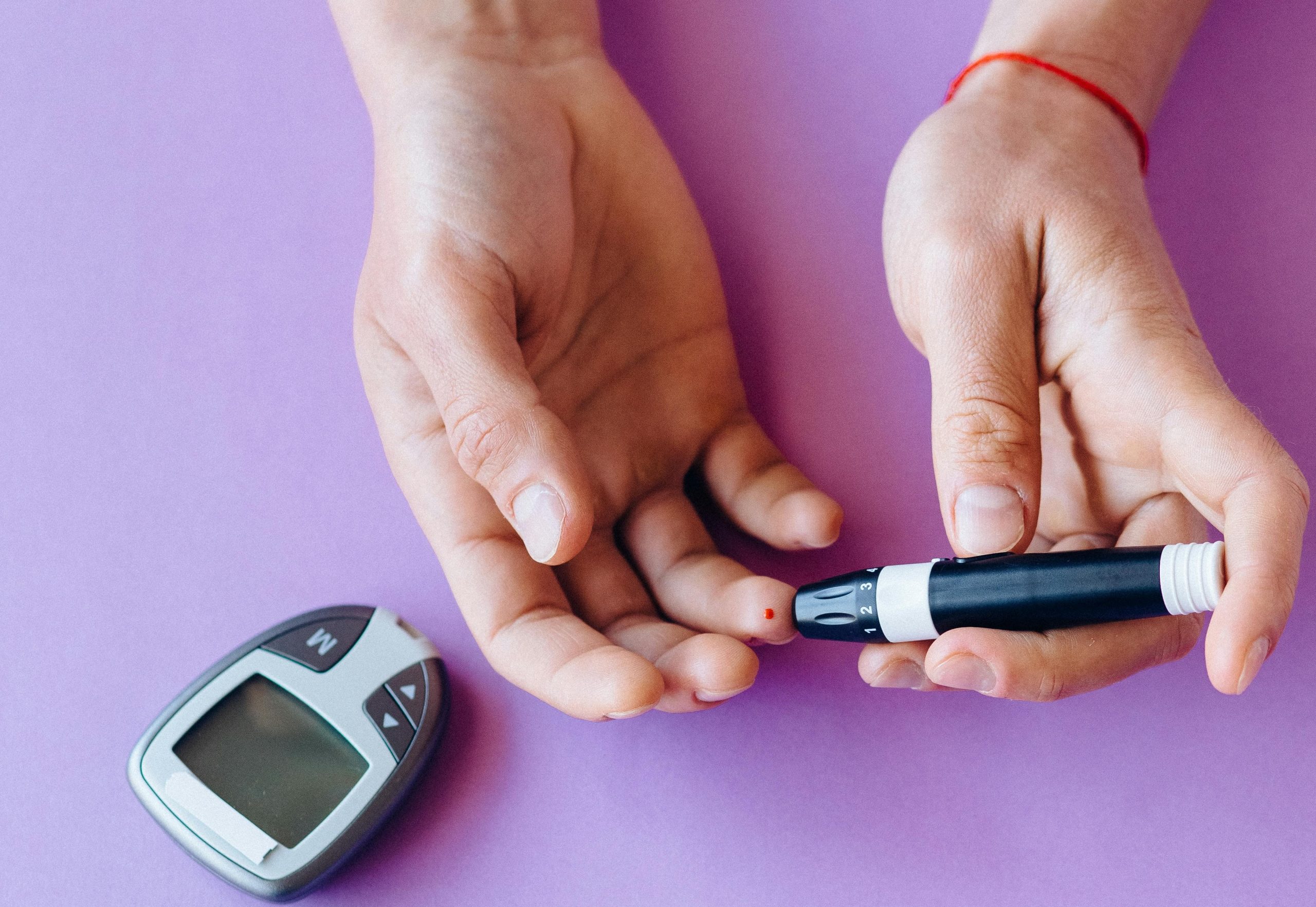 EMA: &Pi;&rho;ά&sigma;&iota;&nu;&omicron; &phi;&omega;&sigmaf; &sigma;&tau;&eta;&nu; &pi;&rho;ώ&tau;&eta; &theta;&epsilon;&rho;&alpha;&pi;&epsilon;ί&alpha; &pi;&omicron;&upsilon; &kappa;&alpha;&theta;&upsilon;&sigma;&tau;&epsilon;&rho;&epsilon;ί &tau;&omicron;&nu; &delta;&iota;&alpha;&beta;ή&tau;&eta; &tau;ύ&pi;&omicron;&upsilon; 1