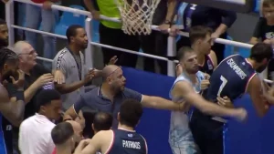 Κολοσσός-Πανιώνιος: Παραλίγο στα χέρια παίκτες του Πανιωνίου με τους φίλους των γηπεδούχων (vid)