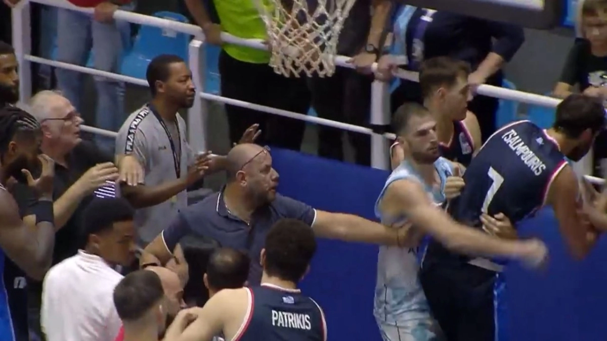 &Kappa;&omicron;&lambda;&omicron;&sigma;&sigma;ό&sigmaf;-&Pi;&alpha;&nu;&iota;ώ&nu;&iota;&omicron;&sigmaf;: &Pi;&alpha;&rho;&alpha;&lambda;ί&gamma;&omicron; &sigma;&tau;&alpha; &chi;έ&rho;&iota;&alpha; &pi;&alpha;ί&kappa;&tau;&epsilon;&sigmaf; &tau;&omicron;&upsilon; &Pi;&alpha;&nu;&iota;&omega;&nu;ί&omicron;&upsilon; &mu;&epsilon; &tau;&omicron;&upsilon;&sigmaf; &phi;ί&lambda;&omicron;&upsilon;&sigmaf; &tau;&omega;&nu; &gamma;&eta;&pi;&epsilon;&delta;&omicron;ύ&chi;&omega;&nu; (vid)