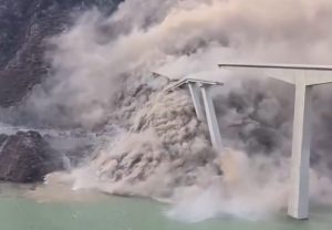 Κίνα: Σοκαριστικό βίντεο με την γέφυρα των 758 μέτρων να καταρρέει – Είχε δοθεί στην κυκλοφορία πριν λήγους μήνες