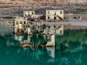 Συγκλονιστικές εικόνες από την λίμνη του Μόρνου – Στην επιφάνεια το χωριό «φάντασμα» (φωτογραφίες)