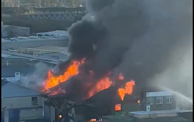 Συναγερμός στο δυτικό Λονδίνο: Μεγάλη φωτιά σε αποθήκη – Φόβοι για εκρήξεις (βίντεο)