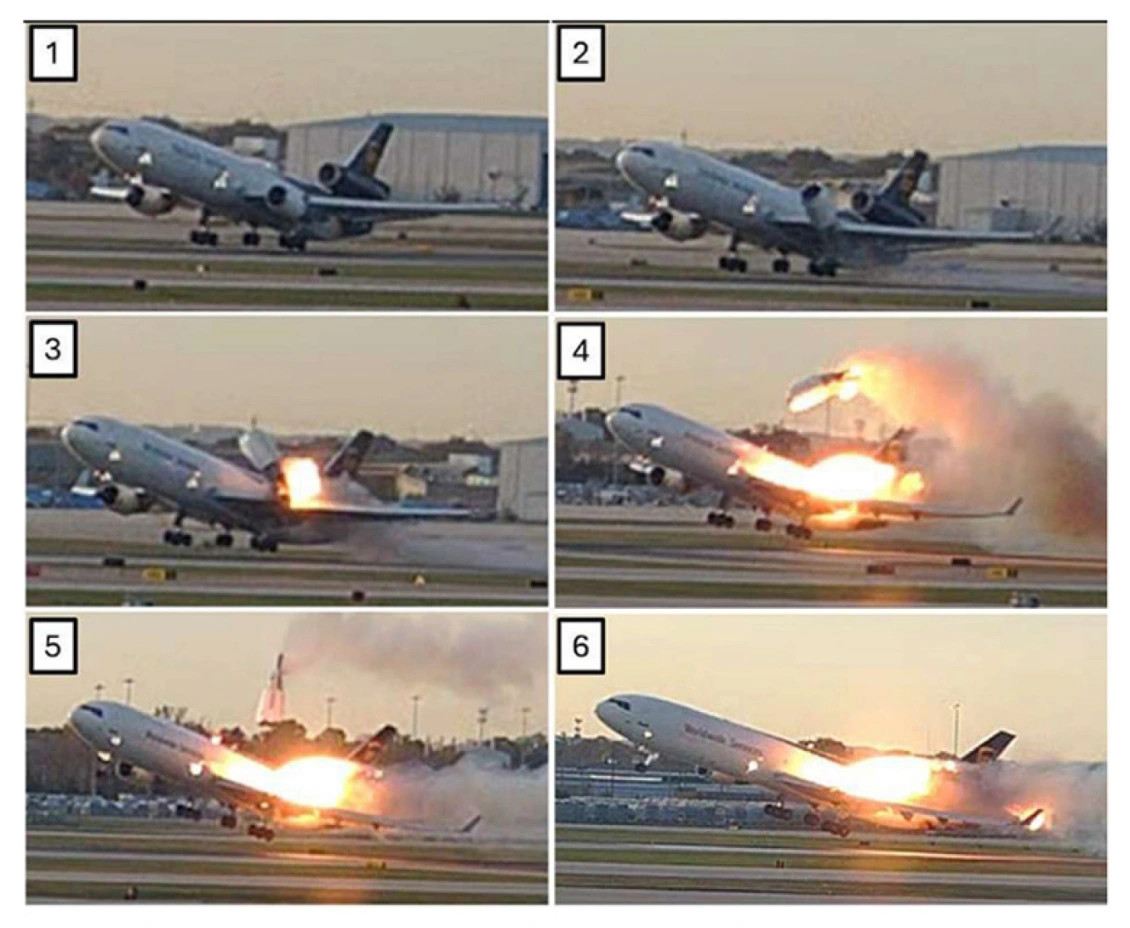 Αεροπορική τραγωδία στο Λούιβιλ: Σοκαριστικές εικόνες από τη στιγμή που το αεροσκάφος τυλίγεται στις φλόγες – Διακρίνεται καθαρά η απόσπαση του κινητήρα (εικόνες, βίντεο))