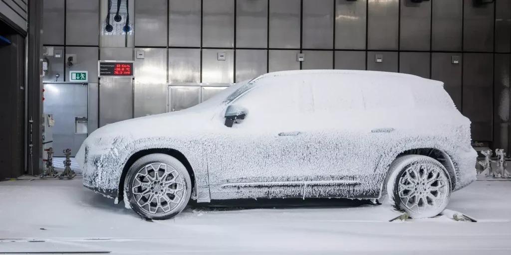 Η Μercedes-Benz αποκάλυψε την καμουφλαρισμένη GLB