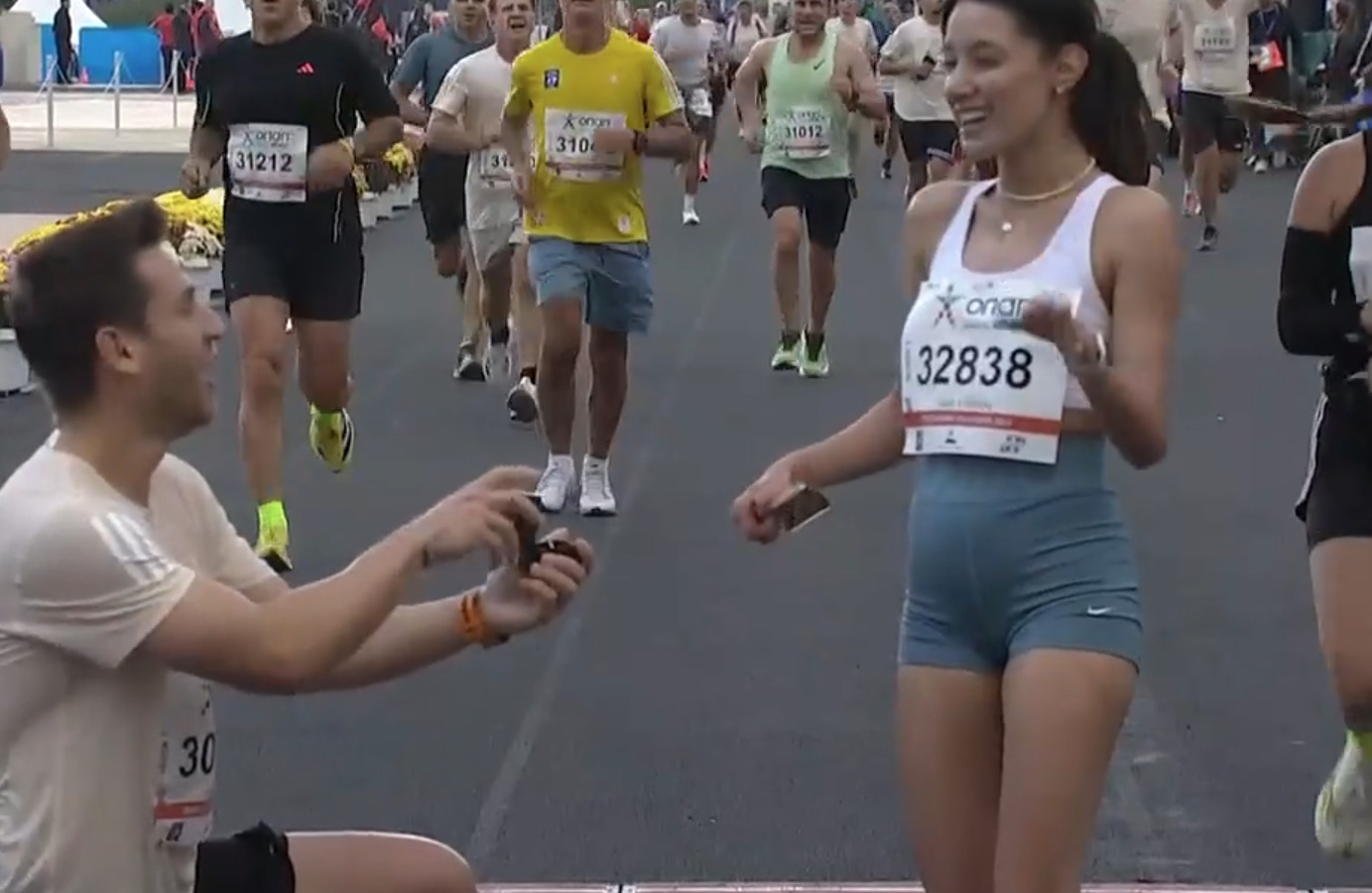 Συγκινητική πρόταση γάμου στον τερματισμό των 10 χλμ του Μαραθωνίου – Γονάτισε και εκείνη είπε το «ναι»