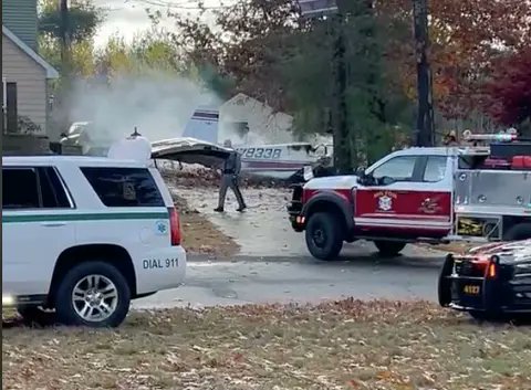 Τραγωδία στη Νέα Υόρκη: Μικρό αεροπλάνο συνετρίβη εξώ από σπίτι – Νεκρός ο πιλότος και ένας τραυματίας