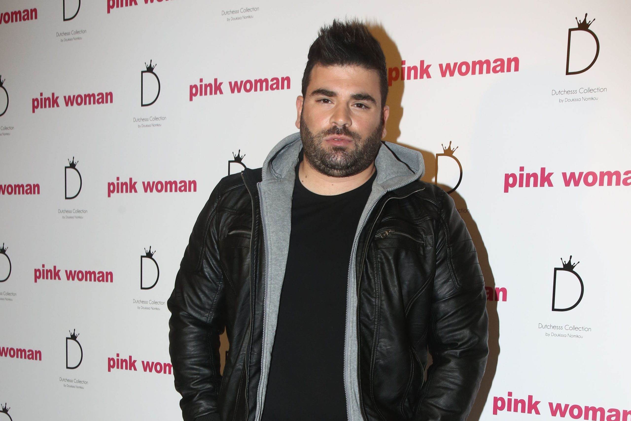 &Sigma;&omicron;&kappa;ά&rho;&epsilon;&iota; &omicron; &Mu;&alpha;&rho;&tau;ί&kappa;&alpha;&sigmaf; &gamma;&iota;&alpha; &Pi;&alpha;&nu;&tau;&epsilon;&lambda;ί&delta;&eta;: &Phi;&omega;&tau;&omicron;&gamma;&rho;&alpha;&phi;ί&epsilon;&sigmaf; &alpha;&pi;ό &tau;&omicron; &laquo;&sigma;&tau;&eta;&mu;έ&nu;&omicron; &tau;&rho;&alpha;&pi;έ&zeta;&iota; &tau;&omicron;&upsilon; &chi;&alpha;&mu;&omicron;ύ &tau;&omicron;&upsilon;&raquo;