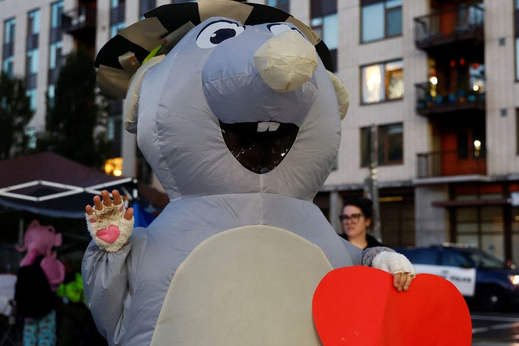 Οι φουσκωτές «αποκριάτικες» στολές κάνουν θέαμα τις διαδηλώσεις