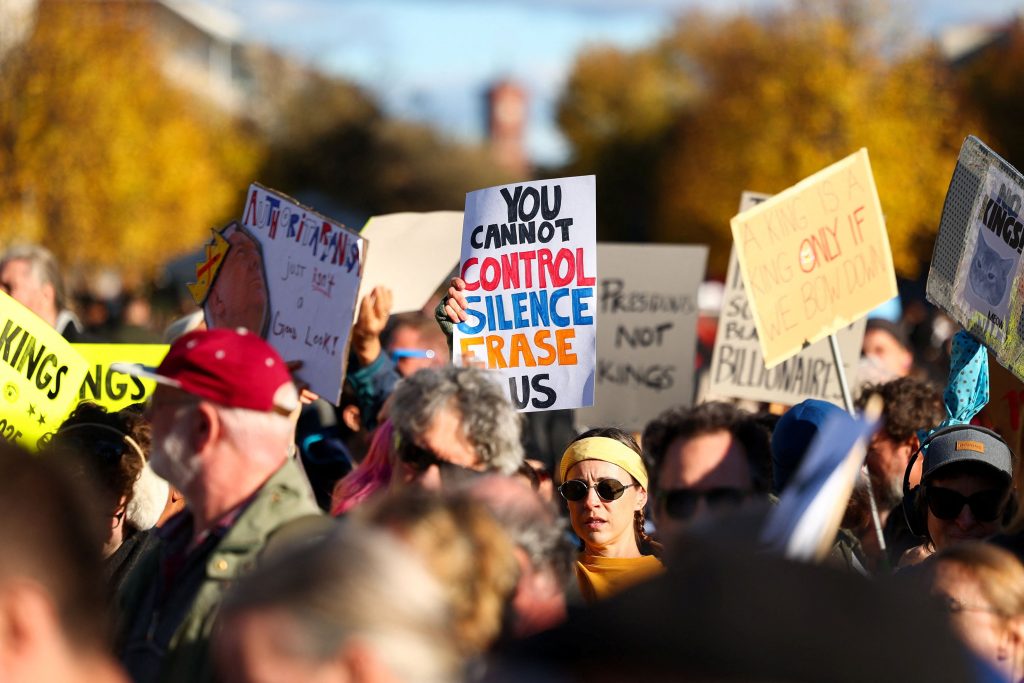 Performative φιλελεύθεροι