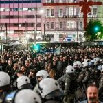 Πολυτεχνείο: Στην αμερικανική πρεσβεία η αιματοβαμμένη σημαία – Πλήθος κόσμου στους δρόμους