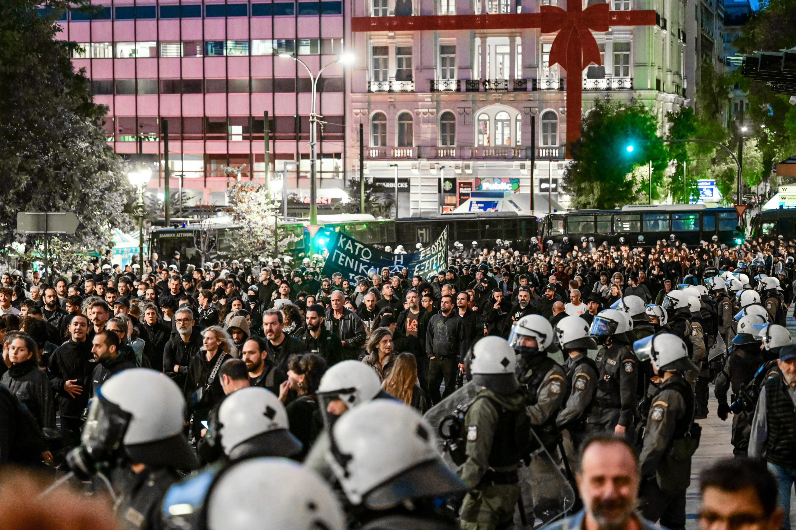 &Theta;&epsilon;&sigma;&mu;&omicron;ί &upsilon;&pi;ό &pi;ί&epsilon;&sigma;&eta;: &Eta; &epsilon;&iota;&kappa;ό&nu;&alpha; &tau;&eta;&sigmaf; &Epsilon;&lambda;&lambda;ά&delta;&alpha;&sigmaf; &sigma;&tau;&omicron;&nu; &pi;&alpha;&gamma;&kappa;ό&sigma;&mu;&iota;&omicron; &delta;&epsilon;ί&kappa;&tau;&eta; &delta;&iota;&alpha;&phi;&theta;&omicron;&rho;ά&sigmaf;
