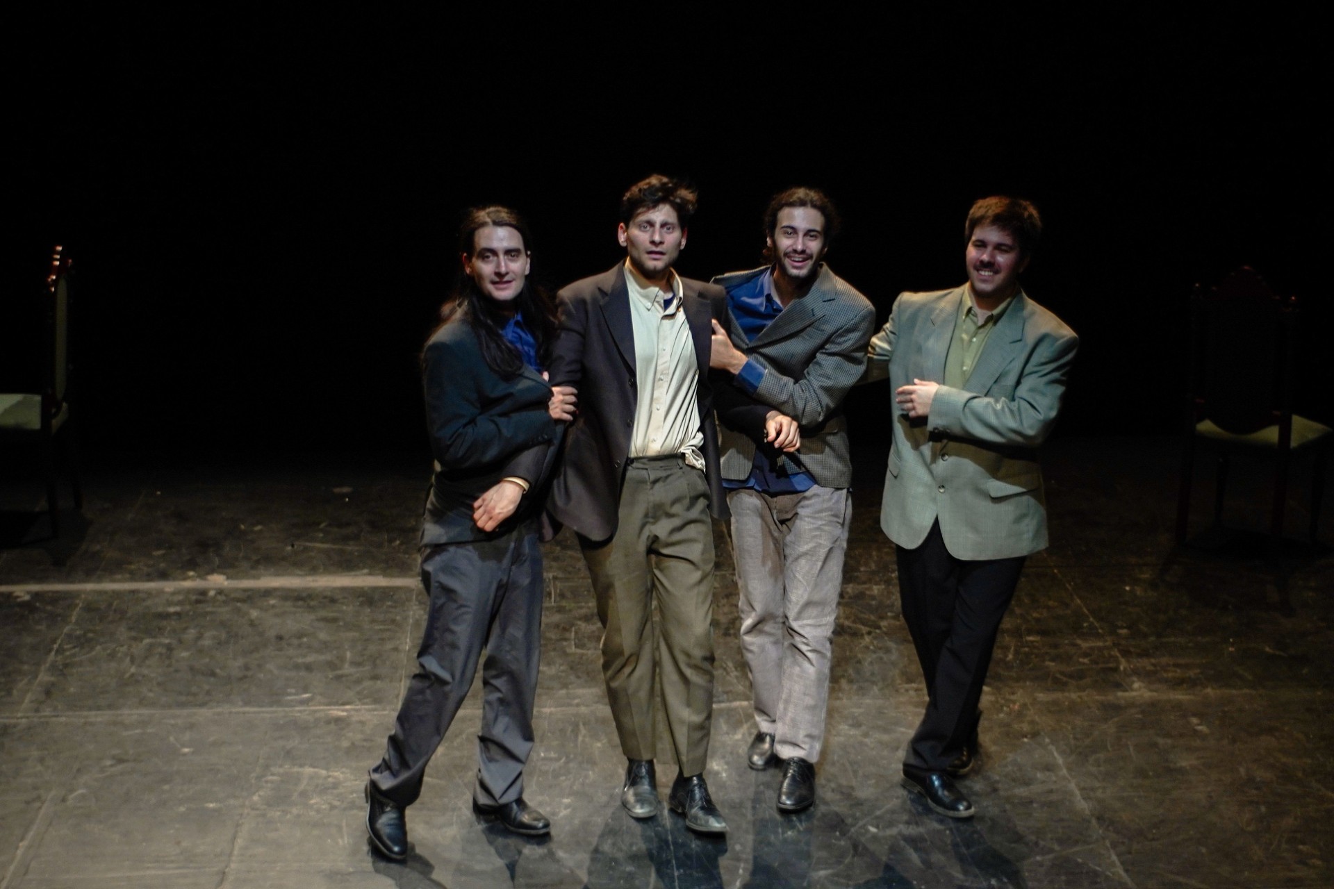 &laquo;&Alpha;&upsilon;&tau;ό &pi;&omicron;&upsilon; &gamma;&epsilon;&nu;&nu;&iota;έ&tau;&alpha;&iota; &kappa;&alpha;&iota; &pi;&epsilon;&theta;&alpha;ί&nu;&epsilon;&iota; &sigma;&tau;&omicron; &phi;&omega;&sigmaf;&raquo; - &Mu;&iota;&alpha; &pi;&rho;&omega;&tau;ό&tau;&upsilon;&pi;&eta; &theta;&epsilon;&alpha;&tau;&rho;&iota;&kappa;ή &sigma;ύ&nu;&theta;&epsilon;&sigma;&eta; &beta;&alpha;&sigma;&iota;&sigma;&mu;έ&nu;&eta; &sigma;&tau;&eta;&nu; &Epsilon;&alpha;&rho;&iota;&nu;ή &Sigma;&upsilon;&mu;&phi;&omega;&nu;ί&alpha; &kappa;&alpha;&iota; &tau;&alpha; &Epsilon;&rho;&omega;&tau;&iota;&kappa;ά &tau;&omicron;&upsilon; &Gamma;&iota;ά&nu;&nu;&eta; &Rho;ί&tau;&sigma;&omicron;&upsilon;