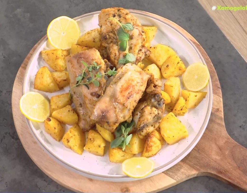 Η Αργυρώ Μπαρμπαρίγου ετοιμάζει κοτόπουλο με πατάτες στο air fryer