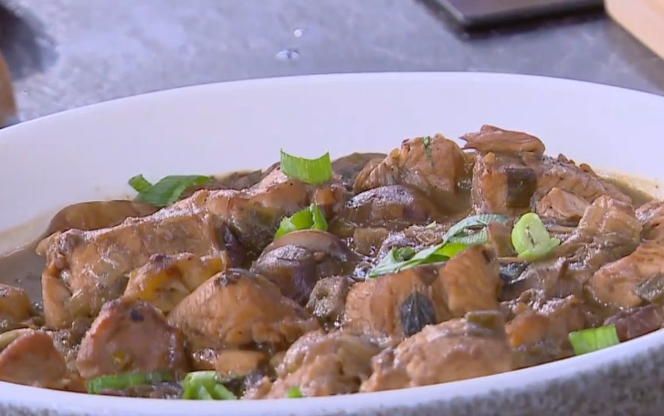 Δημήτρης Σκαρμούτσος: Eτοιμάζει το απόλυτο φθινοπωρινό πιάτο, κοτόπουλο με κάστανα και μανιτάρια