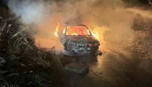 Πανικός στα Σπάτα: Αυτοκίνητο τυλίχτηκε στις φλόγες – Φωτογραφίες σοκ