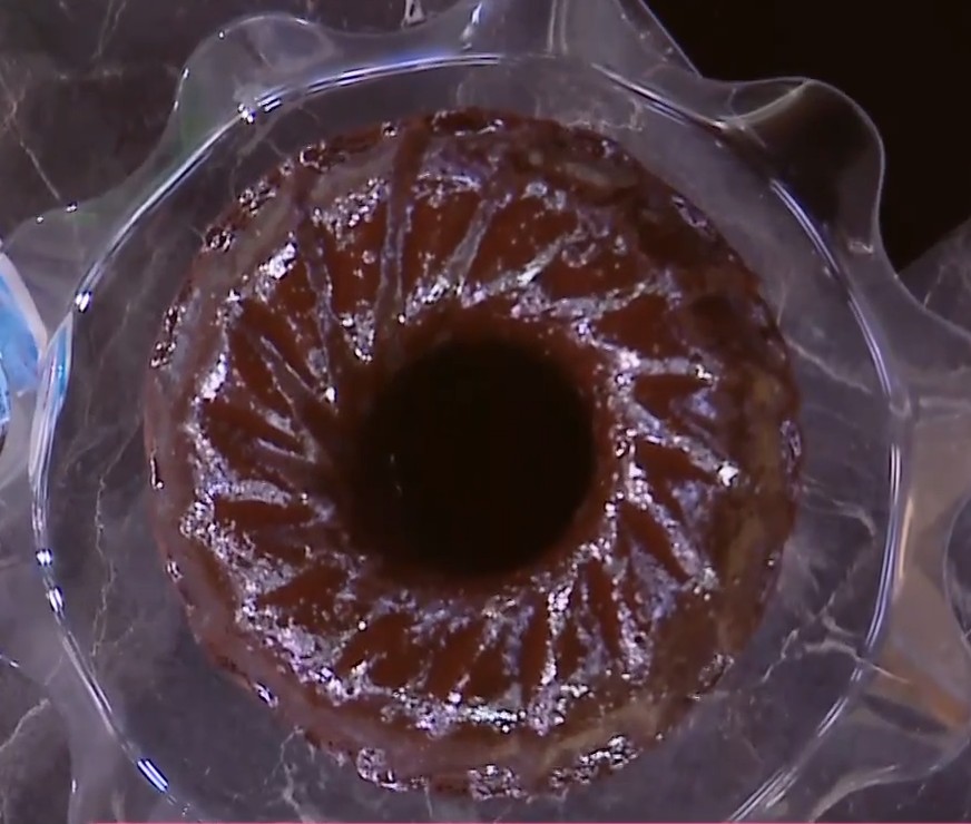 Ο Δημήτρης Σκαρμούτσος ετοιμάζει κέικ σοκολάτας με γιαούρτι