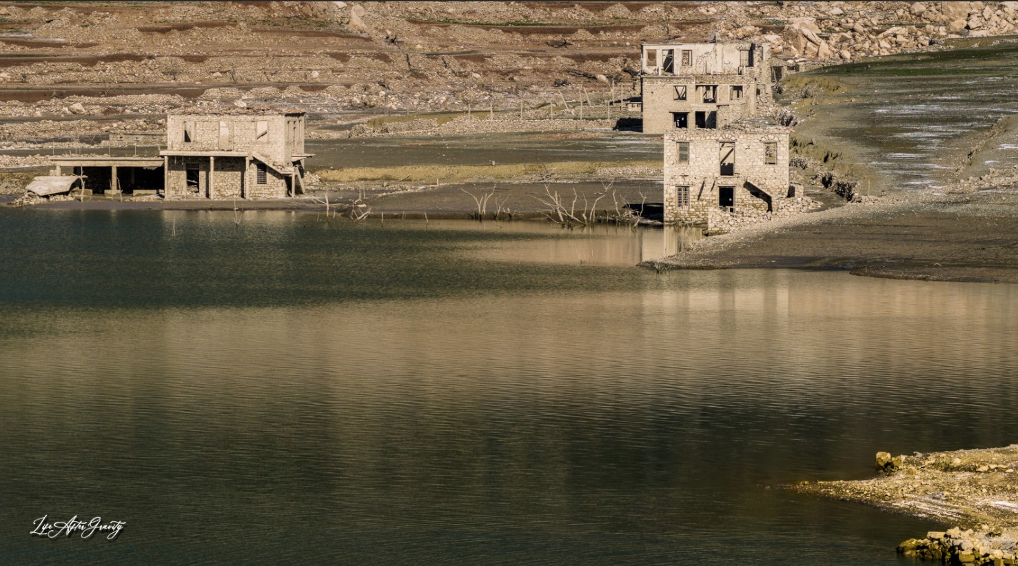 &Lambda;ί&mu;&nu;&eta; &tau;&omicron;&upsilon; &Mu;ό&rho;&nu;&omicron;&upsilon;: &Beta;ί&nu;&tau;&epsilon;&omicron; &alpha;&pi;ό &psi;&eta;&lambda;ά &pi;&omicron;&upsilon; &kappa;ό&beta;&epsilon;&iota; &tau;&eta;&nu; &alpha;&nu;ά&sigma;&alpha; - &Tau;&omicron; &beta;&upsilon;&theta;&iota;&sigma;&mu;έ&nu;&omicron; &chi;&omega;&rho;&iota;ό &laquo;&xi;&alpha;&nu;&alpha;&zeta;&omega;&nu;&tau;&alpha;&nu;&epsilon;ύ&epsilon;&iota;&raquo; &kappa;&alpha;&theta;ώ&sigmaf; &tau;&omicron; &nu;&epsilon;&rho;ό &upsilon;&pi;&omicron;&chi;&omega;&rho;&epsilon;ί