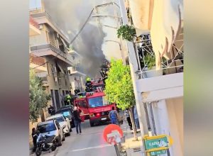 Άγιος Δημήτριος: Μεγάλη φωτιά σε διαμέρισμα – Σκύλος διασώθηκε την τελευταία στιγμή (video)