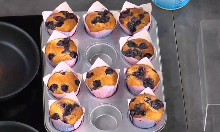 Η Αργυρώ Μπαρμπαρίγου φτιάχνει muffins με μύρτιλα που λιώνουν στο στόμα