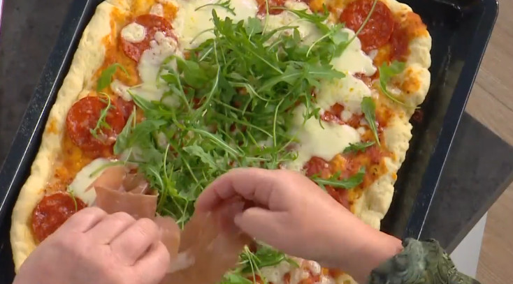 Η Αργυρώ Μπαρμπαρίγου μας ετοιμάζει λαχταριστή πίτσα