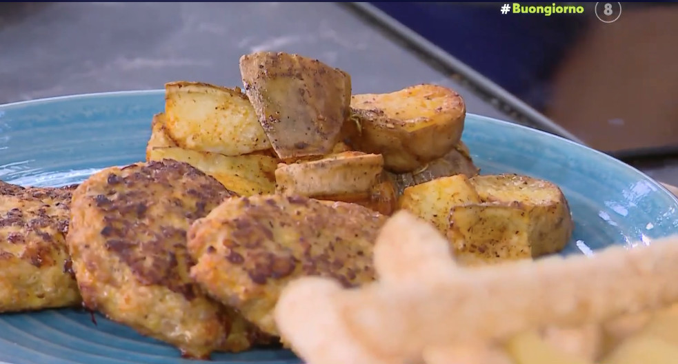 Μπιφτέκια κοτόπουλου γεμιστά με τυρί και ψητές γλυκοπατάτες από τον Δημήτρη Σκαρμούτσο